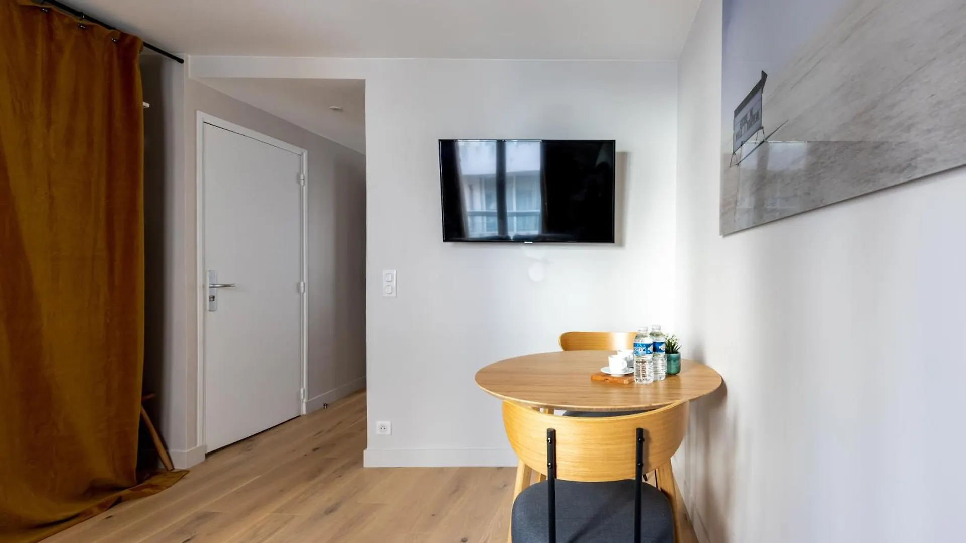 Relax In A Contemporary Designer Apartment Paris
