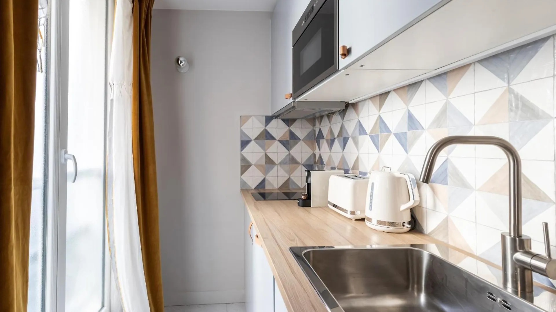 Relax In A Contemporary Designer Apartment Paris